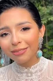 Angela cualquier día// Angela el día de su boda