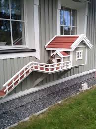 Human Builds A House Extension To Please His Cat In 2020 Katzenklappe Hundehaus Ideen Katzen