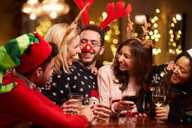 Una forma entretenida de pasar año nuevo en compañía de la familia y amigos son los juegos que nos entretienen en ésta época, te recomendamos que los adaptes a tu gusto; Juegos En Familia Para Navidad Juegos De Navidad Mensaje De Feliz Ano Nuevo Fotos Familiares De Navidad