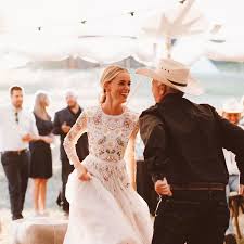 Brooks and yearwood married in 2005, after years of friendship. 68 Country Love Songs That Are Sentimental Enough For Your Wedding