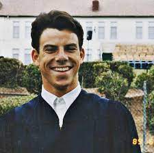 He and his brother lyle are being retried for the 1989 murder of their. Erik Menendez At His High School Graduation He Looked So Happy Here It Hurts To Know How Much He Was Hurting In Mendez Brothers Pretty Men Just Beautiful Men