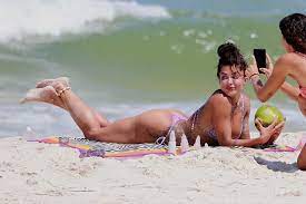 Aline Riscado exibe bumbum definido em dia de praia - OFuxico