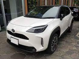 Exakt so lang wie beim yaris, in der höhe (1,56 meter) überragt der cross diesen aber um fast zehn zentimeter, in der länge mit 4,18 meter gar um 24 zentimeter. Toyota Yaris Cross Wikipedia