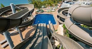 Akdeniz'e sıfır konumda hizmet veren, 696 tane sigara içilmeyen deniz ve havuz manzaralı odaya sahip miracle resort otel'de bağlantılı aile odaları, şık balayı suitleri, özel tasarımlı engelli odaları da var. Titanic Deluxe Bodrum Mugla Bodrum Ayakizi Turizm