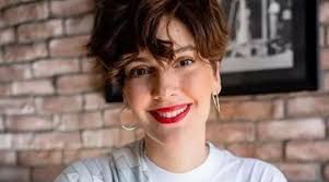 Berguzar Korel Beyza Sekerci Ile Pisti Oldu Sozcu Haberin Devami Icin Fotografa Tiklayin Actresses New Clip Actors