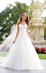 Ein schmal geschnittenes oberteil wird durch einen ausgestellten rockteil ergänzt. Elegante A Linien Brautkleider Stella York