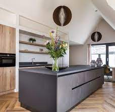 binnenkijker tieleman keuken matzwarte houten keuken in een penthouse te middelharnis houten keuken keuken ontwerp keuken