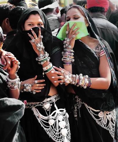 Bhagoriya is the folk-dance of the bhils, a large tribe of jhabua district in #MadhyaPradesh. In 'Bhagoria' festival, tribal unwed boys & girls prepare to serve to the purpose of marriage bureaux