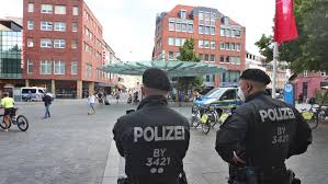 Heute abend erreichte die einsatzzentrale des polizeipräsidiums unterfranken die mitteilung über einen messerangriff am barbarossaplatz. V2pna Ydnca7vm