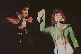 ✨ “One month after Elvis passed away, a letter left the whole world in  silence…” In September 1977, just one month after Elvis Presley's passing,  singer Kathy Westmoreland, who had worked with