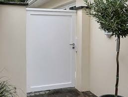 Gartenmauer Zwischen Haus Und Garage Gartentur Hartholz Weiss Geschlossene Fullung Als Sichtschutz Massanfertigun In 2020 Gartenmauer Gartenturen Lampen Wohnzimmer