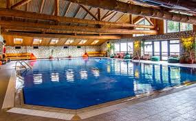 Familiile cu copii vor aprecia cu siguranță piscinele cu apă termală, speciale pentru cei mici, iar părinții atât piscinele cât și serviciile centrului spa. Spa Wellness Facilitate Inchisa Temporar