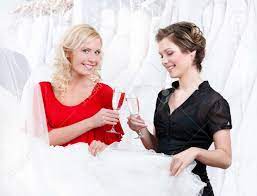Mittelalter hochzeitskleid mittelalter kleidung brautkleid anziehen tudorkleid mittelalterlich sari viktorianisch hochzeitskleider. Zwei Madchen Trinken Sekt Oder Wein Bei Der Diskussion Und Der Wahl Des Hochzeitskleid Lizenzfreie Fotos Bilder Und Stock Fotografie Image 14463010