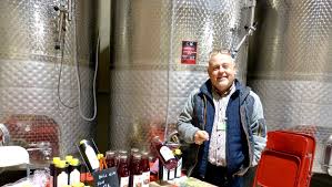 Pierre Colin, viticulteur, se lance dans la production de jus de grenade