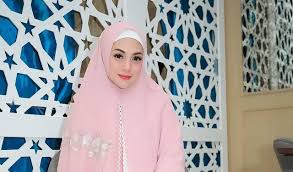 Keduanya disebut banyak belajar tentang agama islam. Artis Celine Evangelista Ingin Mualaf Ustadz Riza Beberkan Hambatan