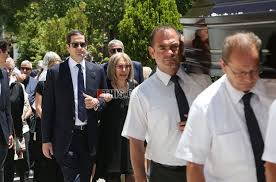 «εγώ δεν ζήτησα τίποτα, κι όµως ο θεός µου τα έδωσε όλα!». Ypobastazomenh H Rika Dialyna Sthn Khdeia Toy Syzygoy Ths Fthis Gr