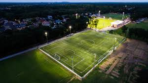 Apres un premier épisode des 10 gestes à faire sur un terrain de foot avec plus de 2 000 000 vues ! Eclairage Sportif Led Renovation D Un Terrain De Football