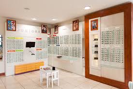 Son hommage aux années 50 cherche à concilier le traditionalisme et modernité. Opticien L Union Optical Center Magasin De Lunettes