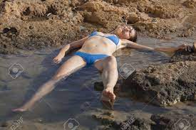 水に浮かんでいる女性を溺死モデル再生の写真素材・画像素材 Image 5643297