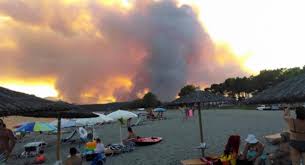 Σε εξέλιξη παραμένει η φωτιά που ξέσπασε το μεσημέρι του σαββάτου στη δασική περιοχή λαγκάδια στην. Terastia Fwtia Sthn Anatolikh Manh Exoyn Apomakryn8ei Katoikoi Oikismwn Parallaxi Magazine