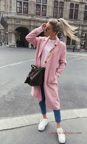 2020 Gunluk Sik Kombinler Mavi Yirtik Kot Pantolon Gri Kazak Pembe Ceket Stiletto Ayakkabi Mavi El Cantasi 2020 Tarz Moda Yirtik Kotlar Moda Stilleri