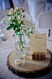 Menu En Bouchons De Liege Decoration Table De Mariage Rose Et Orange Et Corail Bouchons Co Decoracion Mesas Boda Mesas De Boda Centros De Mesa Para Boda