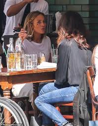 Jennifer lopez may be a global music superstar, but her younger sister lynda lopez has quite the impressive entertainment career of her own. Jennifer Lopez Enjoyed A Break With Her Sister Lynda Lopez Jennifer Lopez Lynda Lopez Jennifer