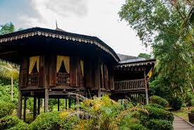 Antara faktor yang mempengaruhi seni bina rumah melayu ialah faktor iklim, agama islam, sosial dan alam sekitar. Kenali 9 Jenis Rumah Rumah Tradisional Di Malaysia Dan Keunikannya