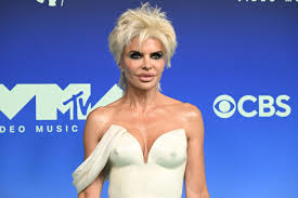 Lisa Rinna VMAs Naked Dress Exposed: The 3D Pattern Mapping and Invisible Fabric Industrial Logic Behind the Illusion