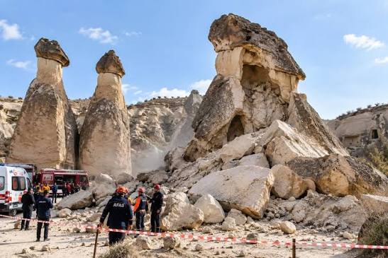 🚨 KAPADOKYA'DA PERİBACASI ÇÖKTÜ! Nevşehir'in dünyaca ünlü turizm merkezi  Kapadokya'da, Göreme Açık Hava Müzesi girişinde bulunan bir peribacası çöktü.  İlk bilgilere göre olayda hayatını kaybedenler