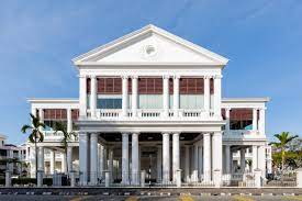 Mangsa yang masih dalam keadaan tangan bergari ditemui terbaring di bahagian bawah kompleks. Penang High Court Wikipedia