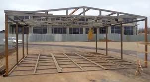 Walau pun bekas garaj atau tempat letak kereta, ianya diubah suai menjadi sebuah rumah bersaiz 21 meter persegi di dalam keluli corten untuk menunjukkan cara hidup moden. Bumbung Garpu Odnoskatnaya Paip Profil Cara Membuat Garaj Daripada Kerja Paip Profesional Dengan Tangan Anda Sendiri Reka Bentuk Pemilihan Bahan Alat Arahan Pemasangan