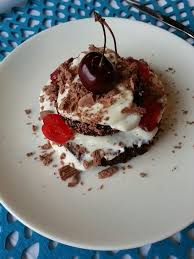 Quick And Easy Black Forest Cake Ina Paarman Chocolate Cake Mix And The Filling Is Condensed Mi Chocolate Cake Mixes Flake Chocolate Black Forest Cake Easy