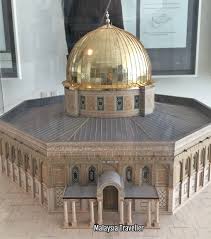Empat kubahnya boleh dilihat dari luar, sementara kubah kelima hanya boleh dilihat dari dalam bangunan. Islamic Arts Museum Malaysia Kuala Lumpur