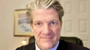 La Cour suprême sommée de traduire toutes ses décisions en français et en  anglais