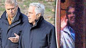 Prince andrew & the epstein scandal is an episode of the bbc's news and current affairs programme newsnight broadcast on bbc two on 16 november 2019. Beelden Prins Andrew Zwaait Vanuit Horrorhuis Epstein Binnenland Telegraaf Nl
