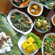 Apalagi kalau disajikan sama nasi tutug oncom… 10 Rumah Makan Sunda Di Bandung Yang Enak