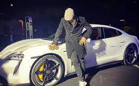 Felipe titto rebateu críticas sobre seus dez carros (imagem: Felipe Titto Ja Contaminado Com A Covid 19 Esteve Em Evento Com Outros Famosos Fabia Oliveira O Dia