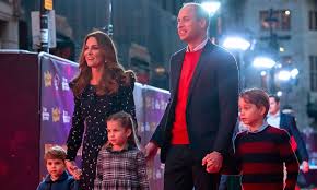 We begin with the cambridge family's christmas card, released today by kensington palace. Kate Middleton And Prince William S Christmas Card Everyone S Saying The Same Thing Hello