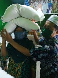 Enggak mau 'kan dapat jas hujan dengan kualitas murahan seperti ini? Kpm Pkh Desa Lajing Dapat Bantuan Sosial Beras Tiap Kpm 30 Kg Sebanyak 4 470 Ton