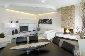 Una Casa Moderna Su Livelli Sfalsati Cose Di Casa Soggiorno Controsoffitto Controsoffitto Design Del Soffitto