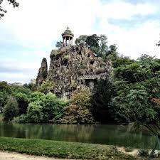Атмосфера района discover the buttes chaumont park with its lake, its caves and its belvedere. Parc De Buttes Chaumont
