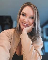 Heather Hen's Instagram, Twitter & Facebook