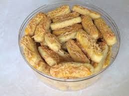 Makanan khas daerah adalah sebuah menu masakan yang menjadi ciri khusus suatu kawasan. Kue Kering Hari Raya Idul Fitri Puri Pangan Utama