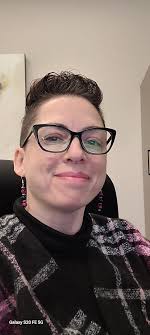 Hi!!! Does anyone specialize in pixie, bixie or bob hairstyles? Please  don't comment unless you absolutely nail the hair cut because I'm NOT  trying to look like lord far quad here. To