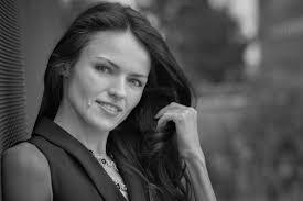 Kari Coe's Instagram, Twitter & Facebook