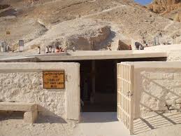 King Tut S Tomb In The Valley Of The Kings Ancient Egypt Ancient Tomb Ancient Civilizations