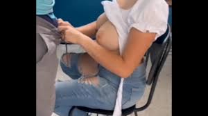 Cogiéndome a mi novia en el salón de clases - XNXX.COM