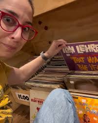 Ooooh this is always exciting to find novelty records at the first place I  look! I don't have any Spike Jones or Homer and Jethro so this was a big  success!!! |