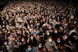 5 000 Fans In Masks Pack Into Barcelona Concert After Passing Same Day Coronavirus Test Daily Mail Online